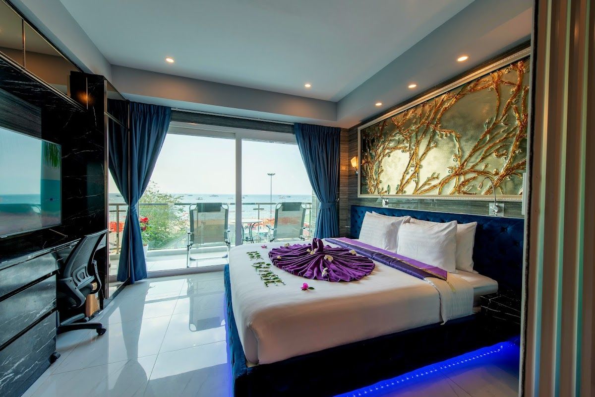 The Globe Hotel pool and grounds in Central Pattaya