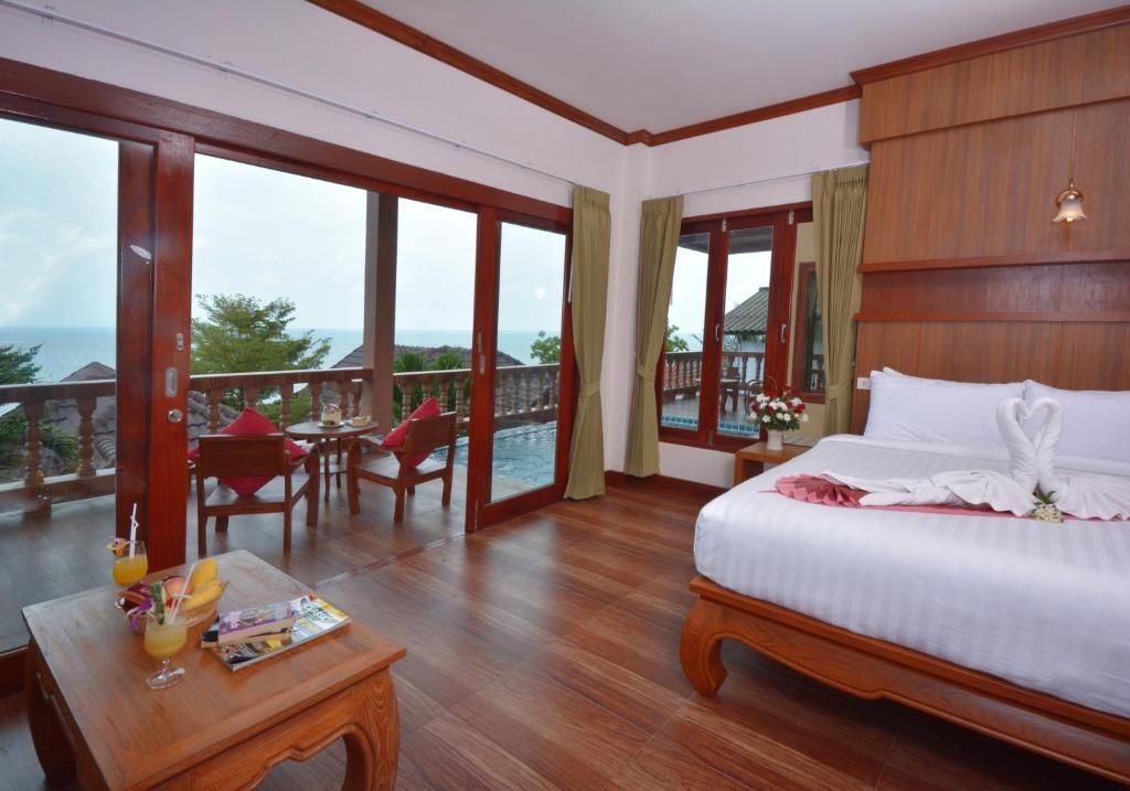 The Haad Yao Resort pool and grounds in Naklua