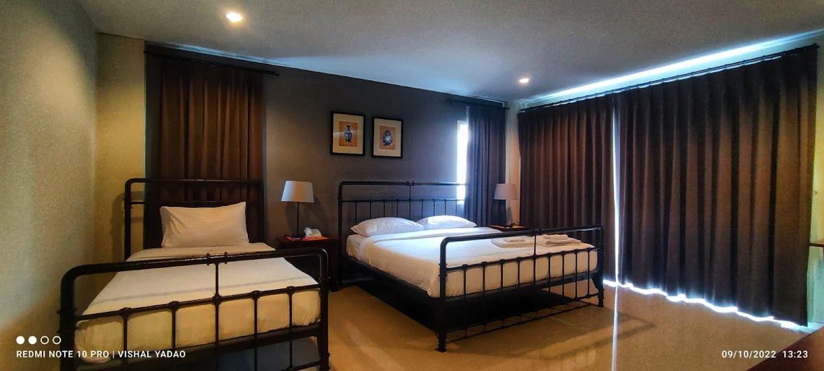 The Hideaway Resort Pattaya pool and grounds in Pratumnak Hill