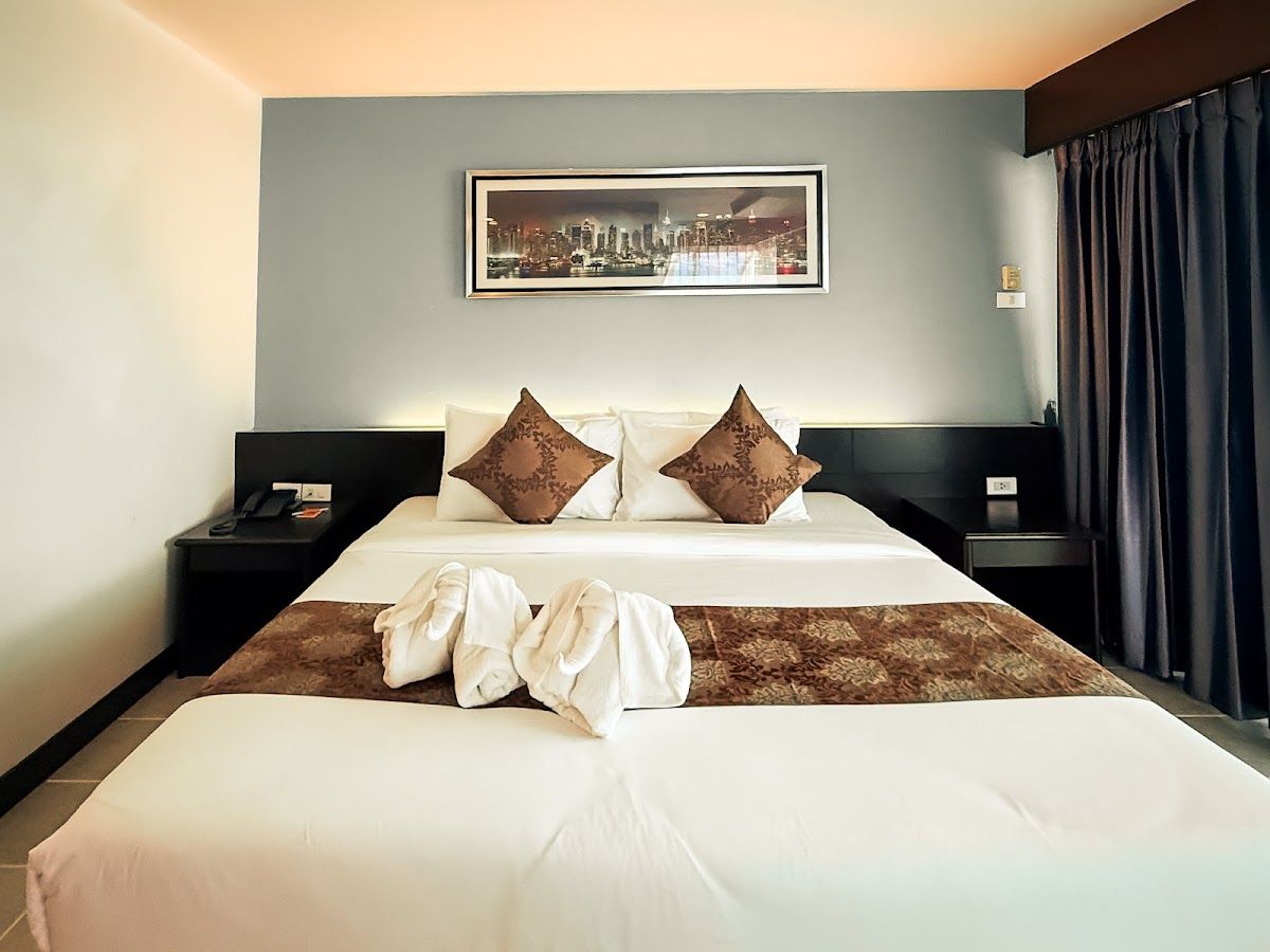 The Holiday Resort pool and grounds in Central Pattaya
