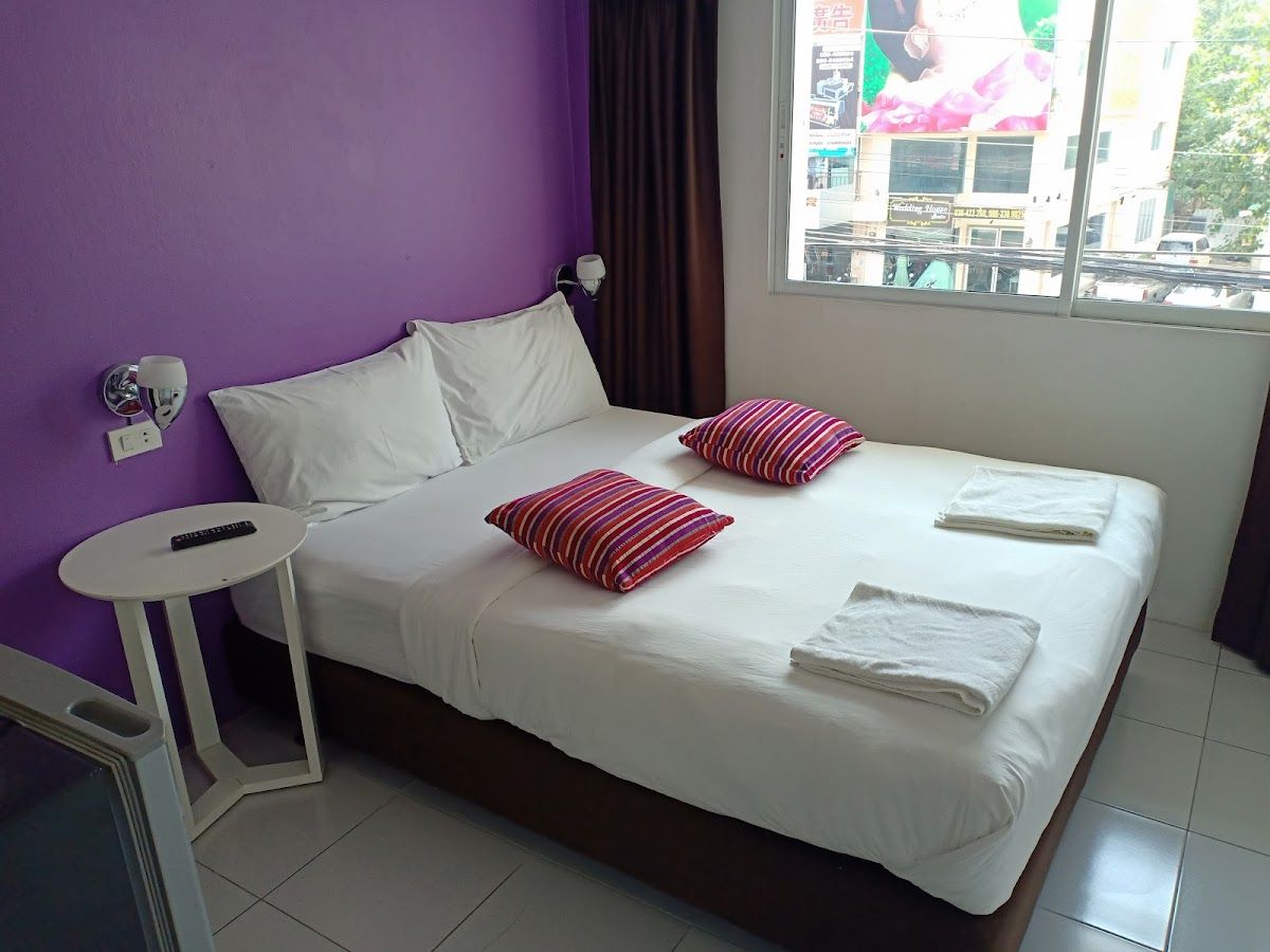 The Hotel Chic Pattaya pool and grounds in Central Pattaya