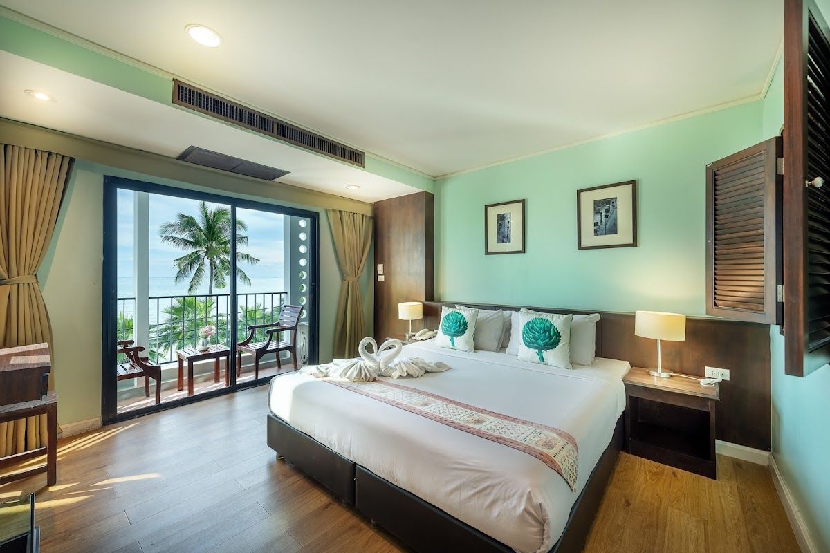 The Jomtien Twelve pool and grounds in Jomtien Beach