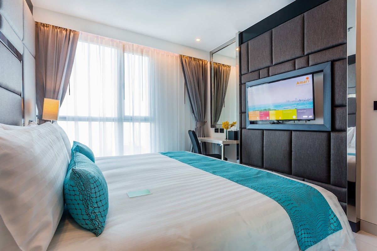 The Legend Residences Pattaya pool and grounds in Pratumnak Hill