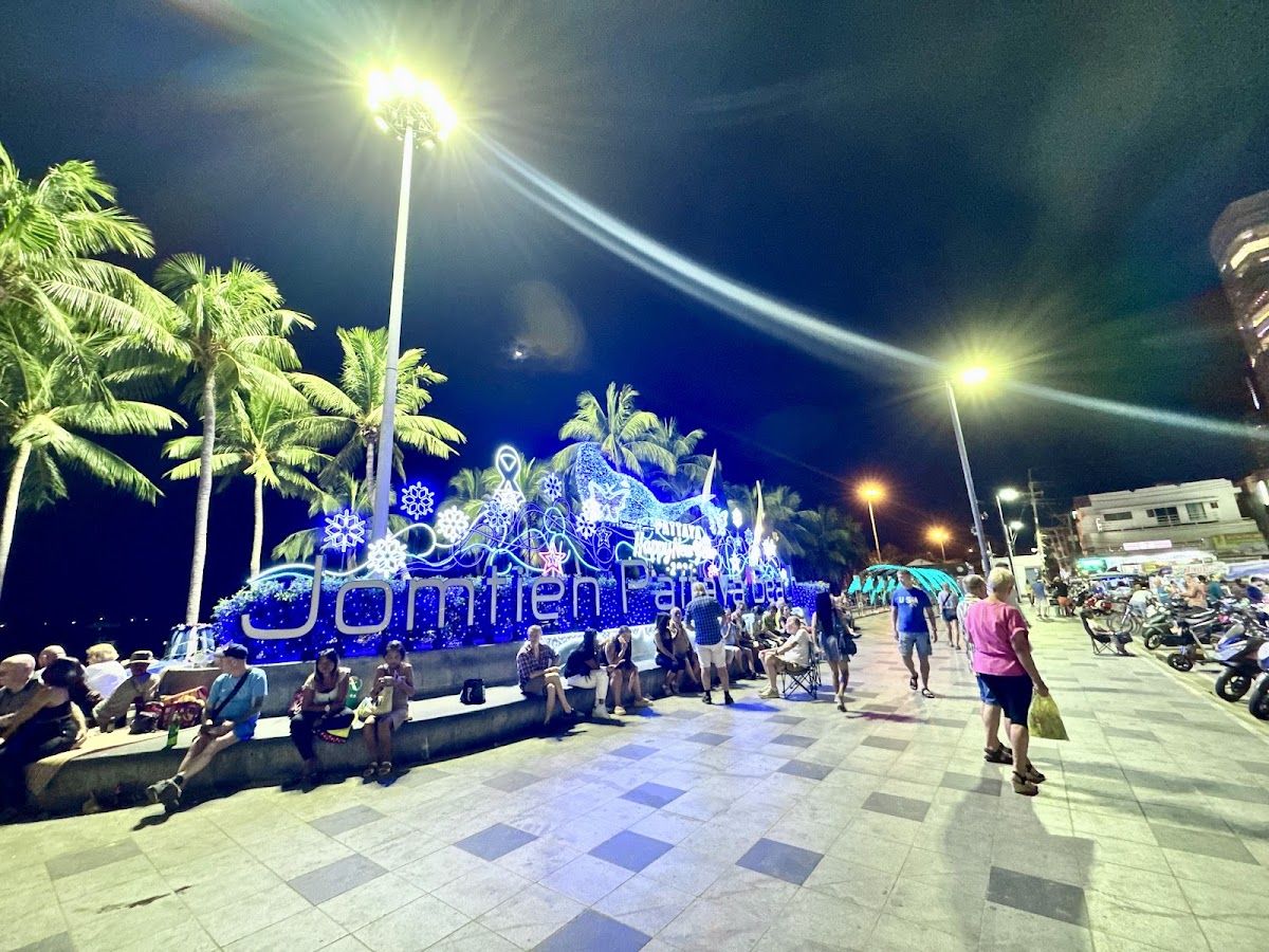 The Lodge Jomtien 7 เดอะลอดจ์ จอมเทียนบีช 7 exterior in Jomtien Beach