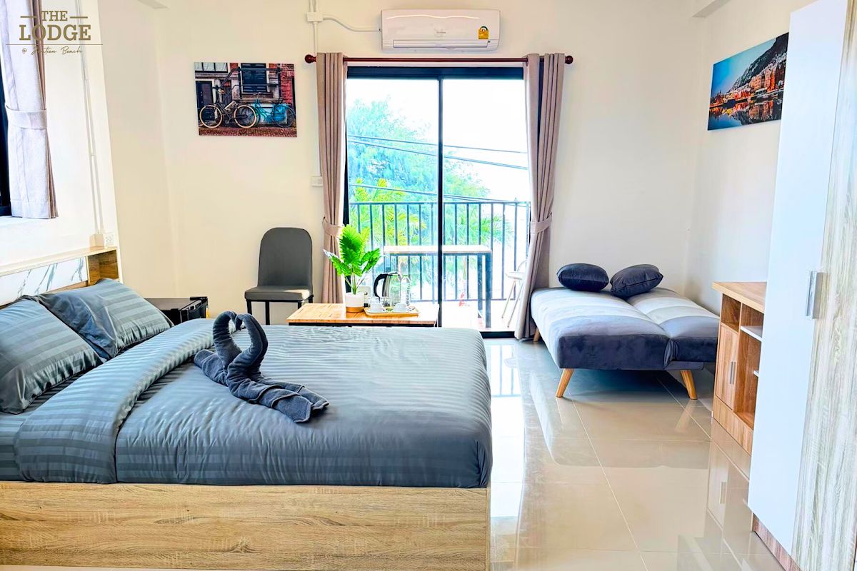 The Lodge Jomtien 7 เดอะลอดจ์ จอมเทียนบีช 7 pool and grounds in Jomtien Beach
