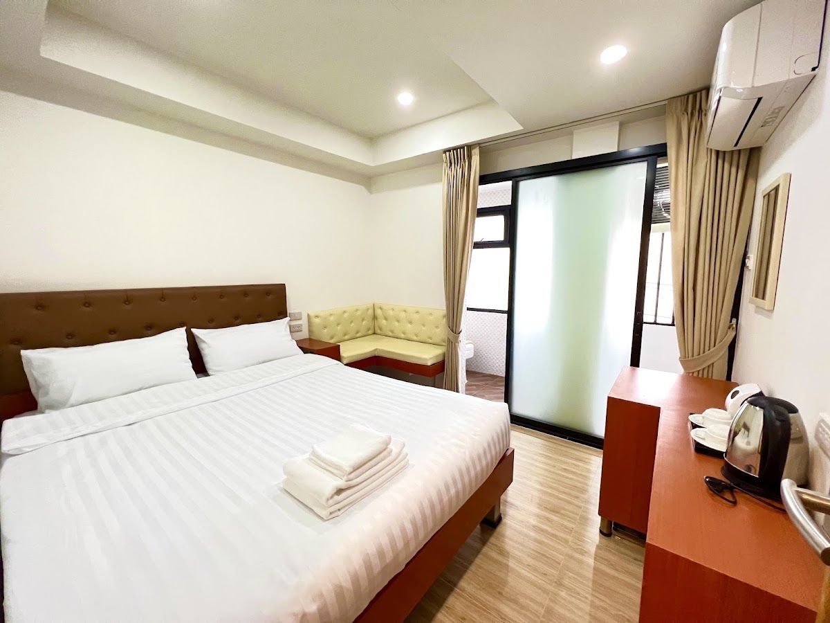 The Lodge Pattaya pool and grounds in Central Pattaya
