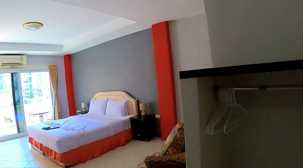 The Nest (Robins Nest Guesthouse) pool and grounds in Central Pattaya