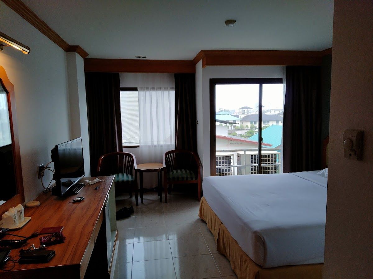 The Park Hotel Pattaya pool and grounds in Central Pattaya