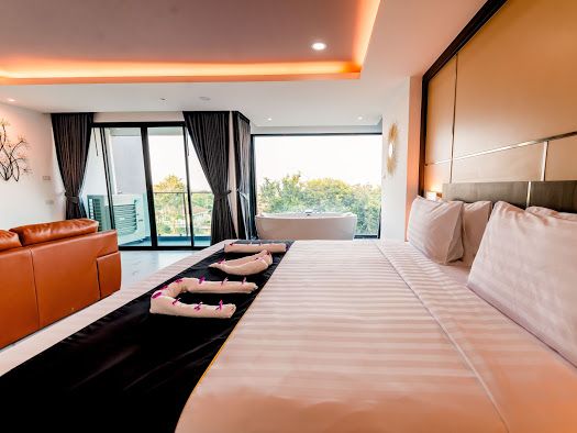 The Proud Hotel Pattaya pool and grounds in Naklua