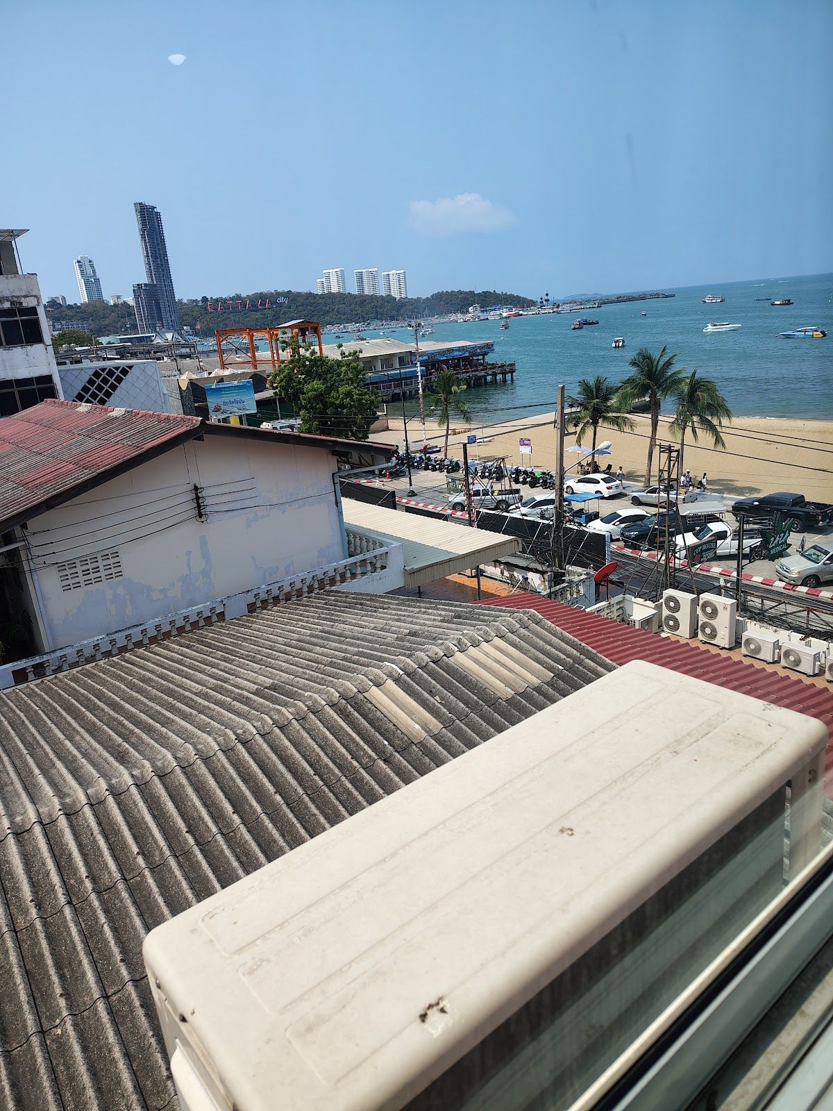 The Red Balcony Inn exterior in Central Pattaya