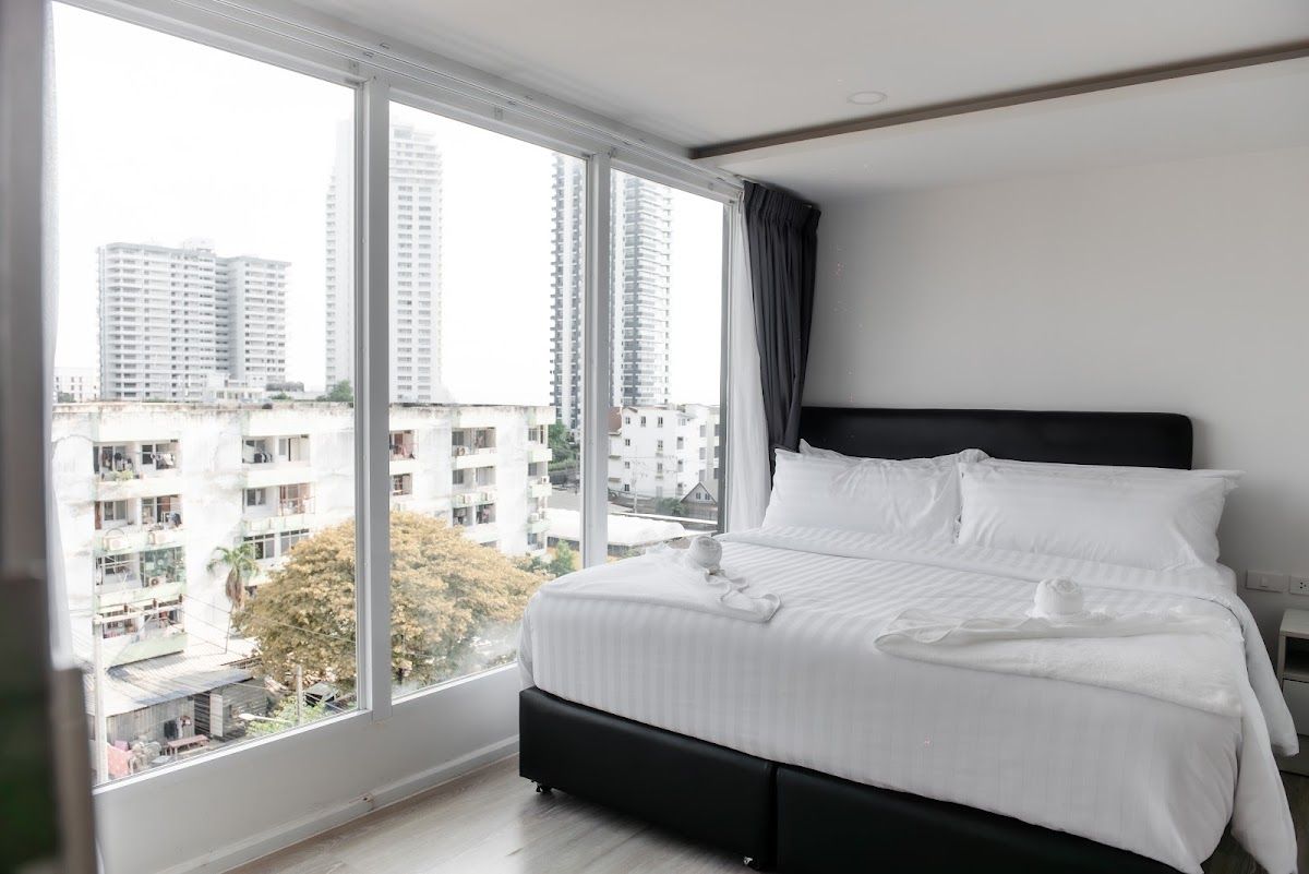 The Rizin Hotel Phratamnak pool and grounds in Jomtien Beach
