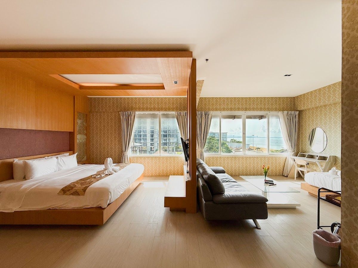 The Sands Hotel Jomtien pool and grounds in Jomtien