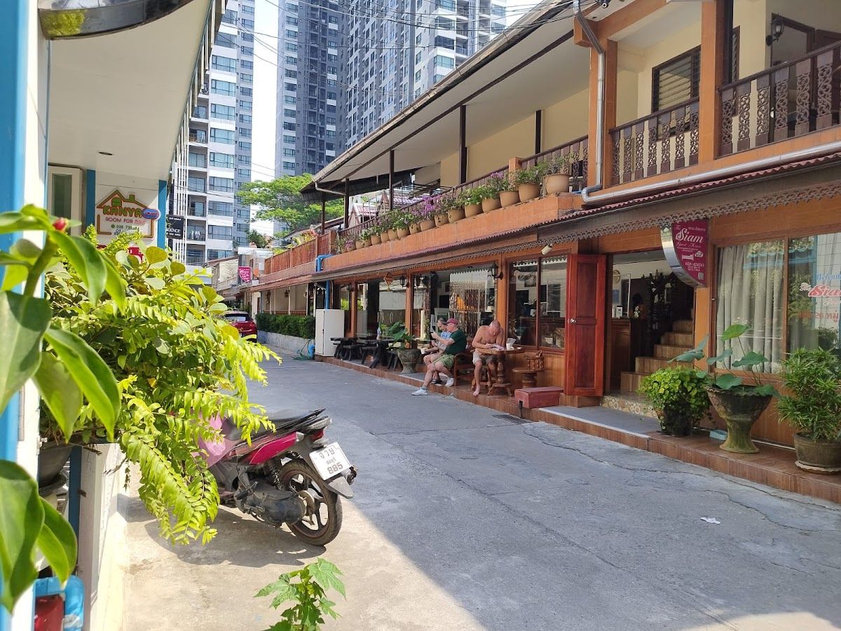 The Siam Guest House - Budget Guest House - Hotel exterior in Central Pattaya