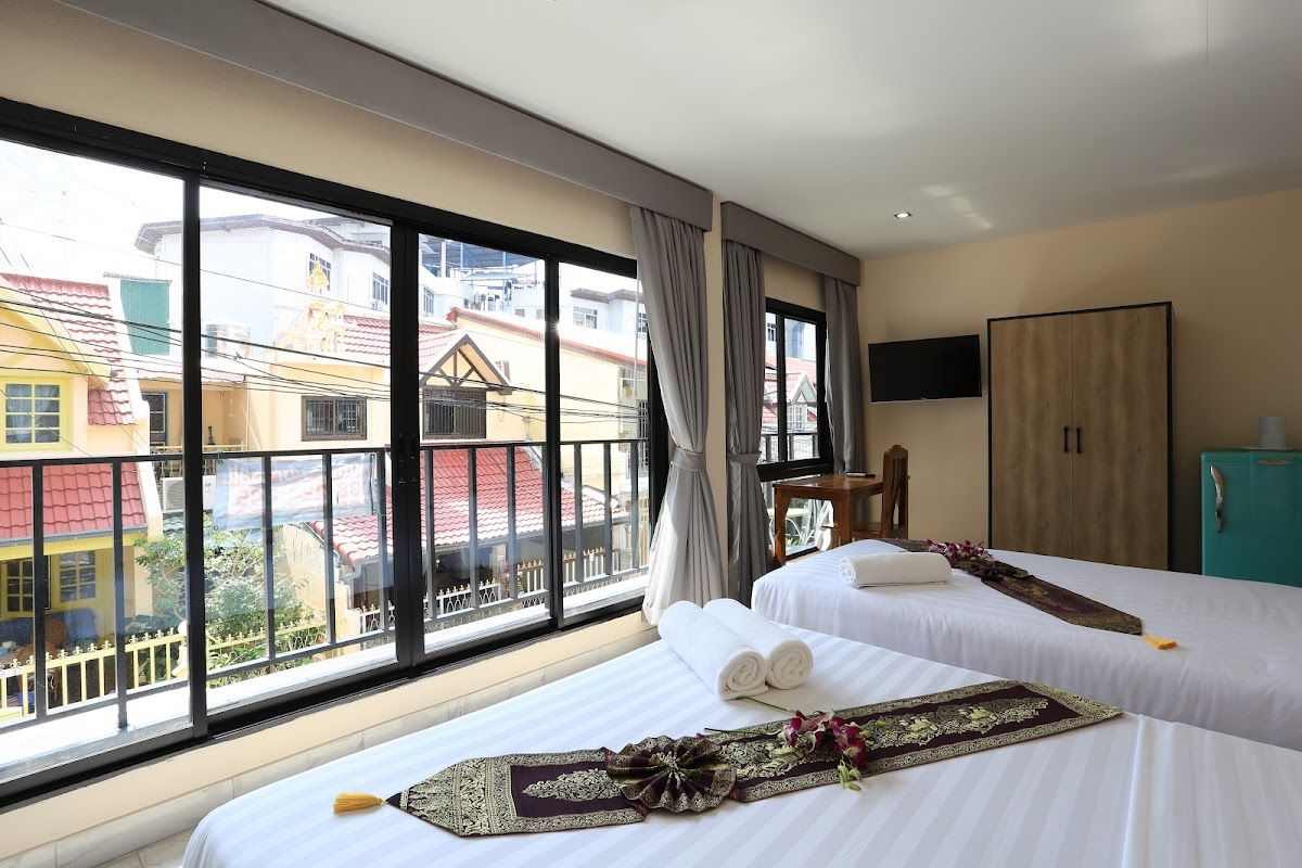 The Siam Guest House - Budget Guest House - Hotel pool and grounds in Central Pattaya