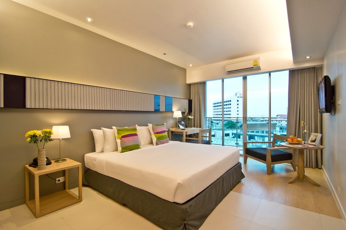 The Sun Xclusive Hotel pool and grounds in Pratumnak Hill