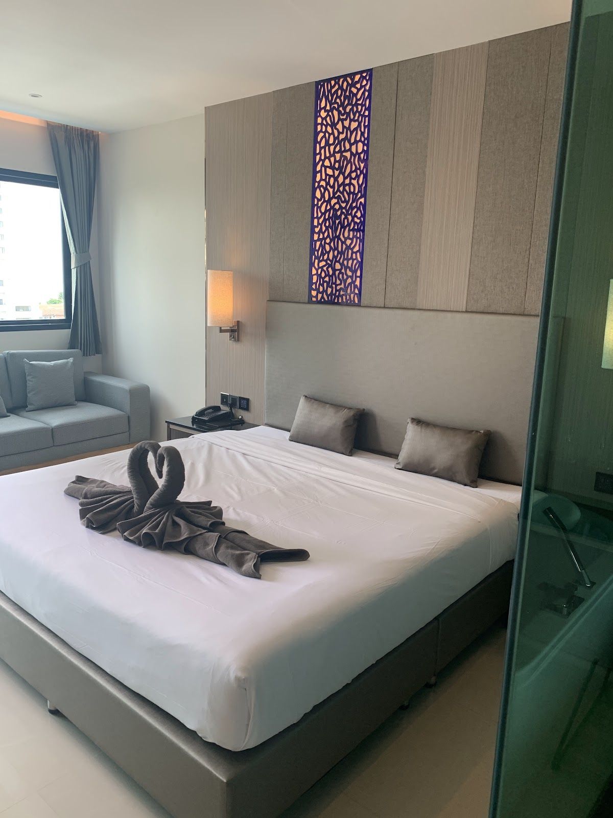 THE TJ HOTEL PATTAYA pool and grounds in Central Pattaya