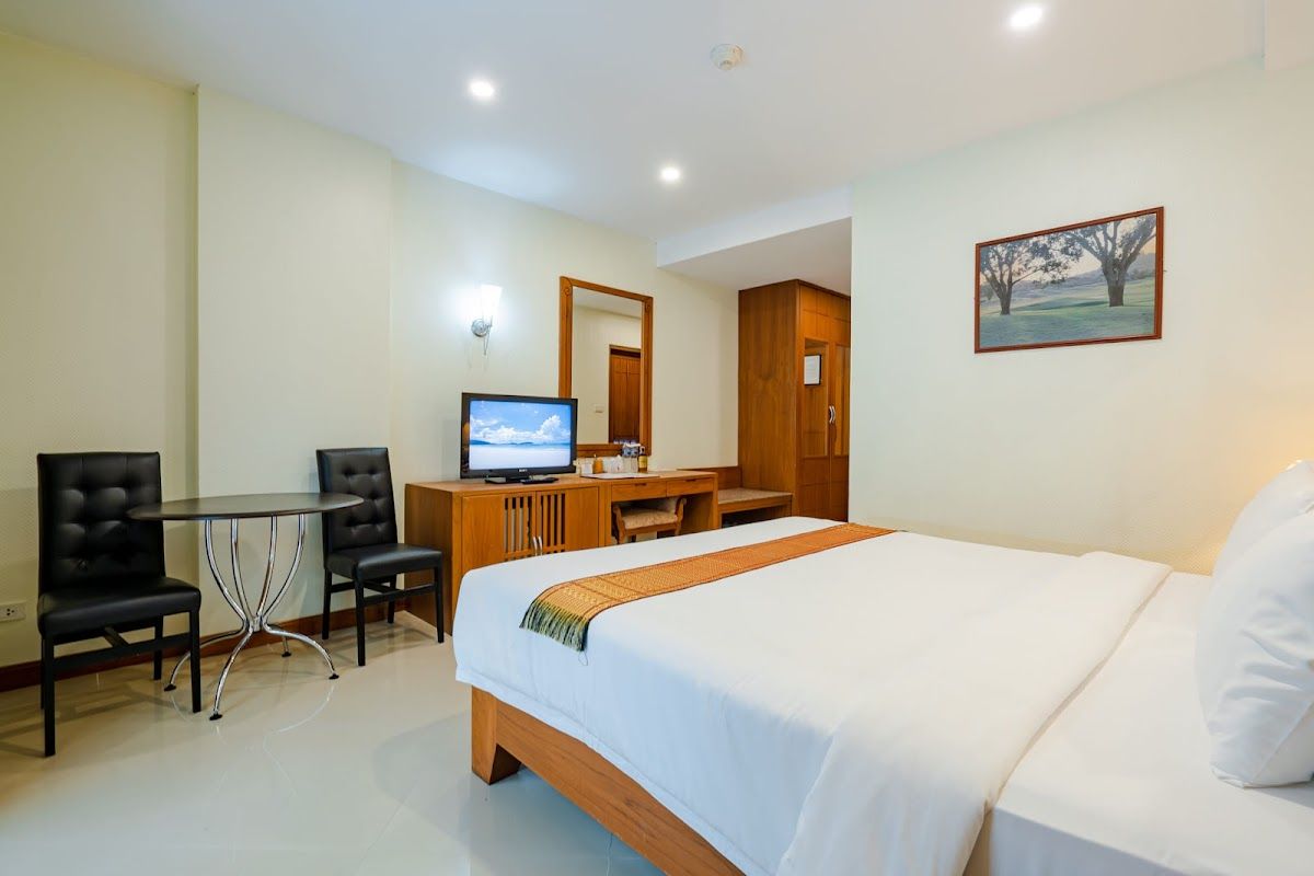 The Whitehouse Condotel pool and grounds in Central Pattaya