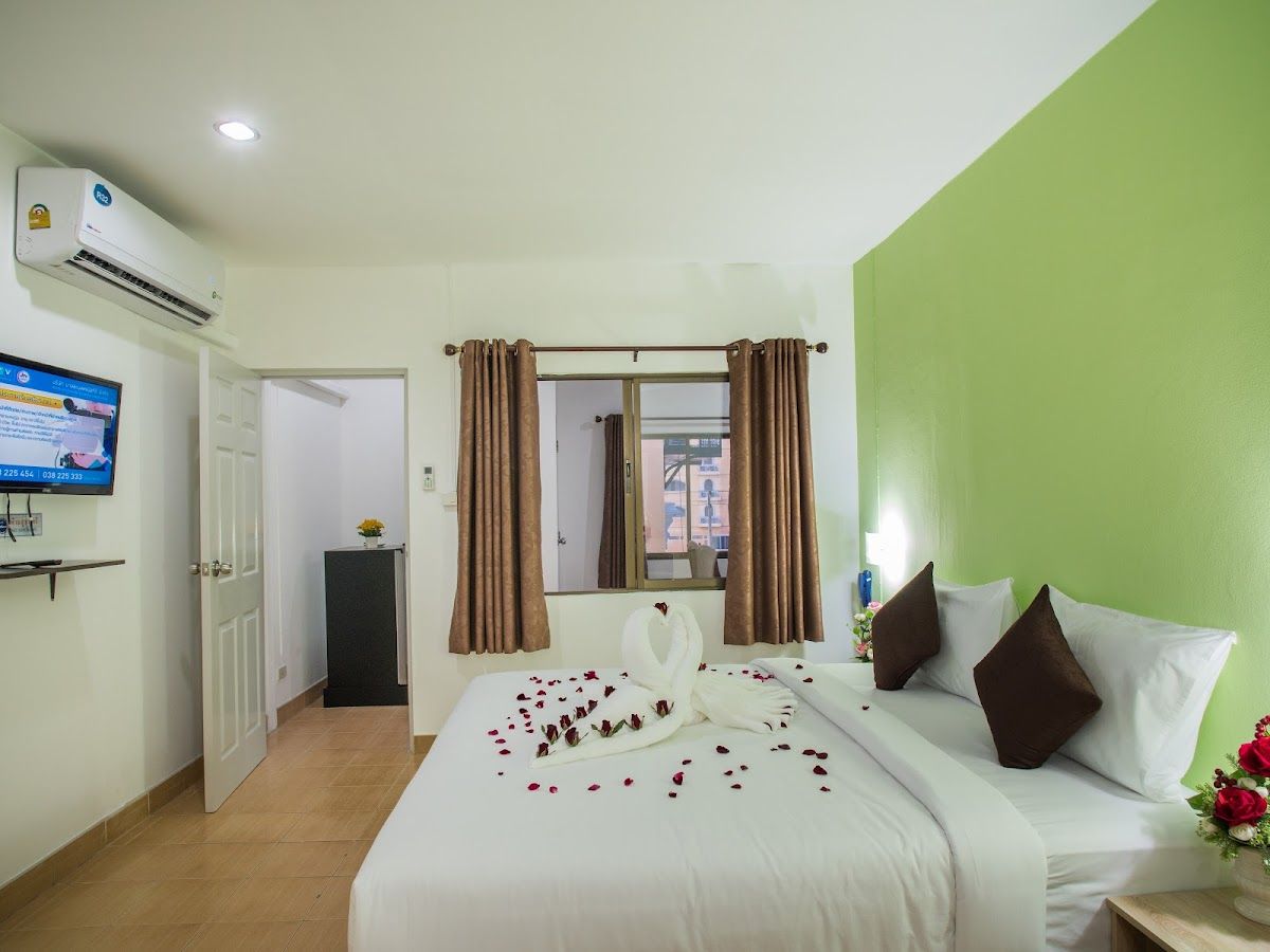 TJ Guesthouse Pattaya Soi 3 ทีเจ เกทส์เฮ้าส์ pool and grounds in Jomtien Beach