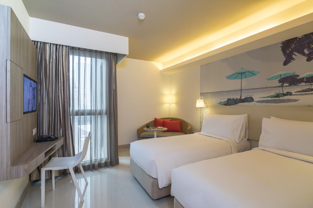 Travelodge Pattaya pool and grounds in Central Pattaya