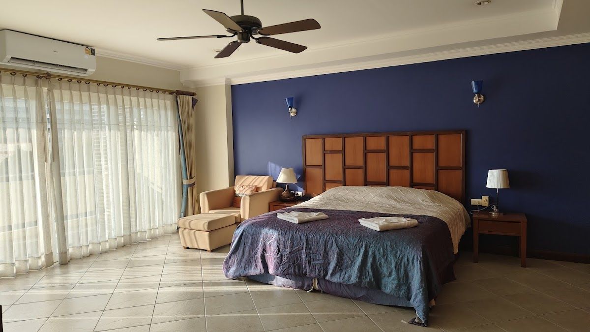 ViewTalay Residence 6 Pattaya pool and grounds in Wongamat Beach
