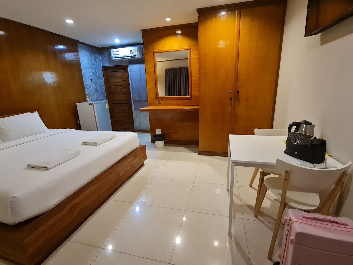 Viking Resort pool and grounds in Central Pattaya