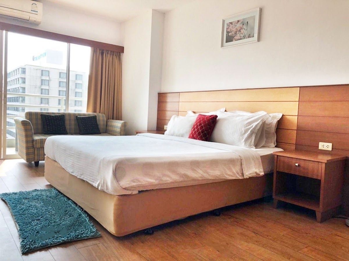 Vtsix Condos at View Talay 6 Pattaya pool and grounds in Central Pattaya