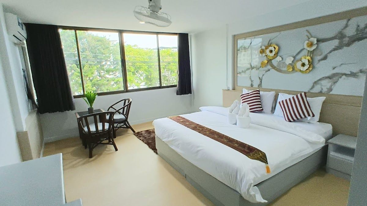 Wave Hotel Jomtien pool and grounds in Jomtien