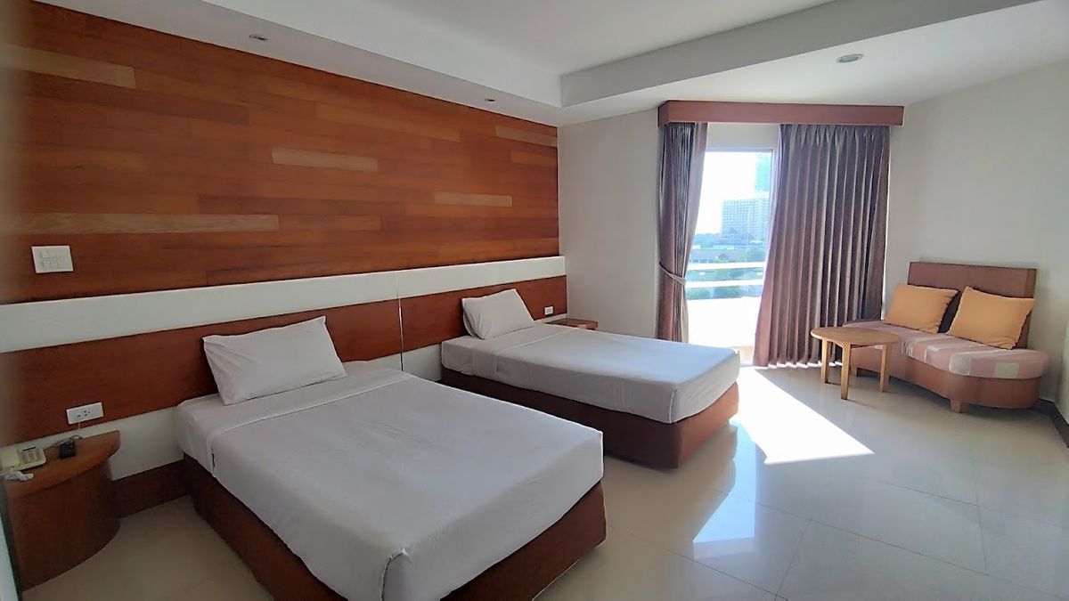 Welcome Jomtien Beach Hotel pool and grounds in Jomtien