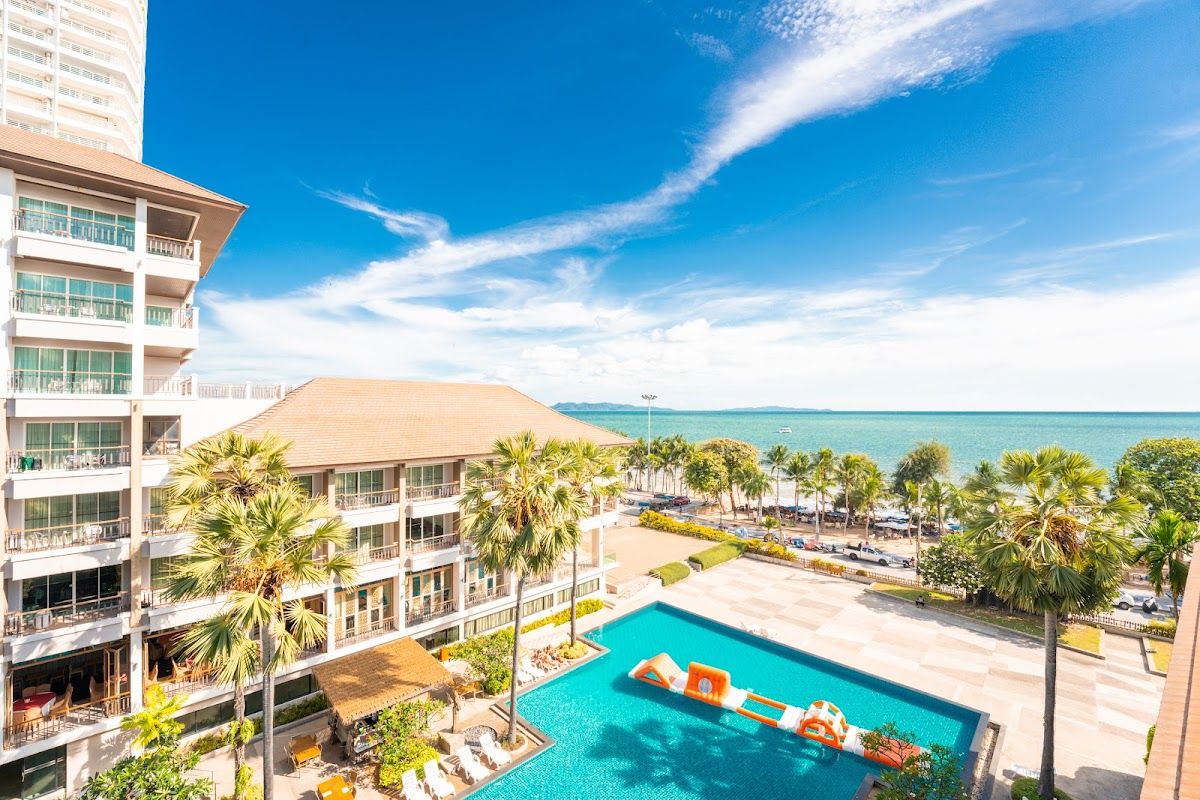 Welcome World Beachfront Resort exterior in Jomtien Beach