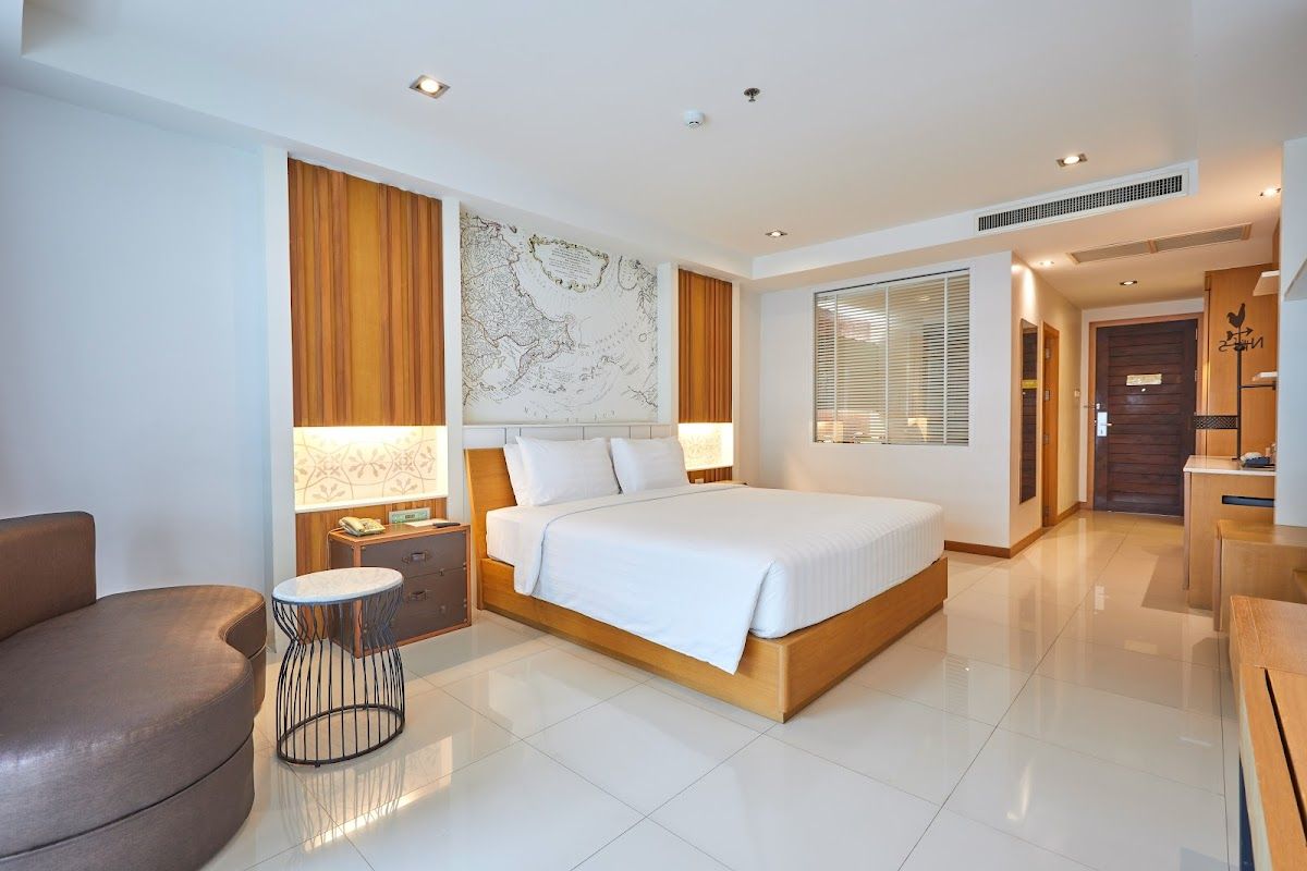 Welcome World Beachfront Resort pool and grounds in Jomtien Beach