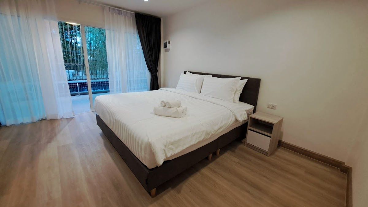 White Jade Villa Resort pool and grounds in Bang Saray