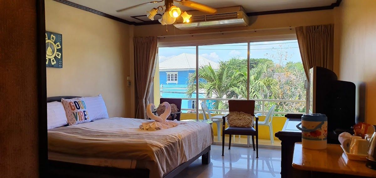 Willkris Resort pool and grounds in Bang Saray