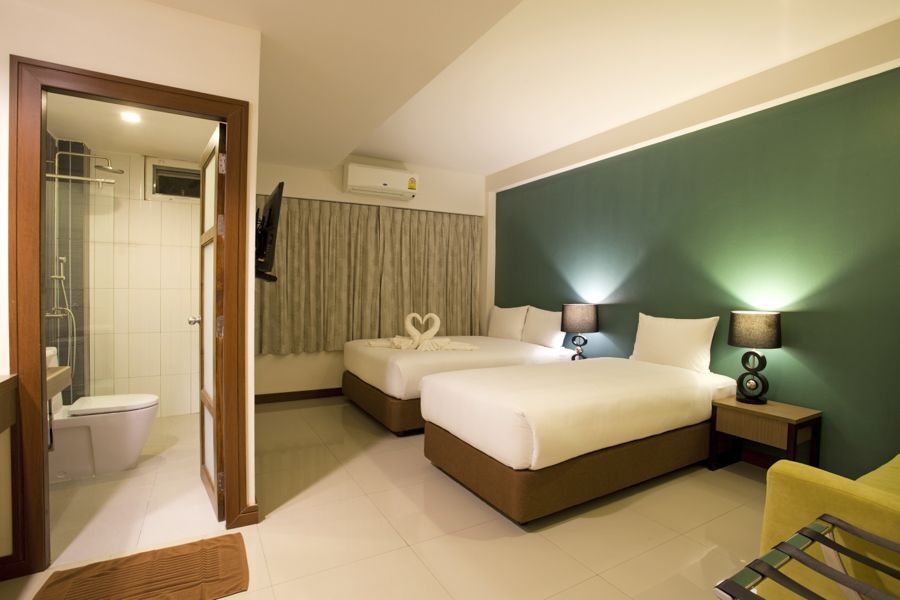 Wiz Hotel Pattaya pool and grounds in Pratumnak Hill