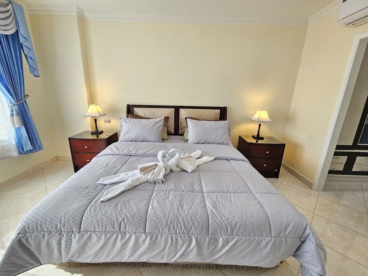 Wongamat Beach Residence pool and grounds in Naklua / Wong Amat Beach