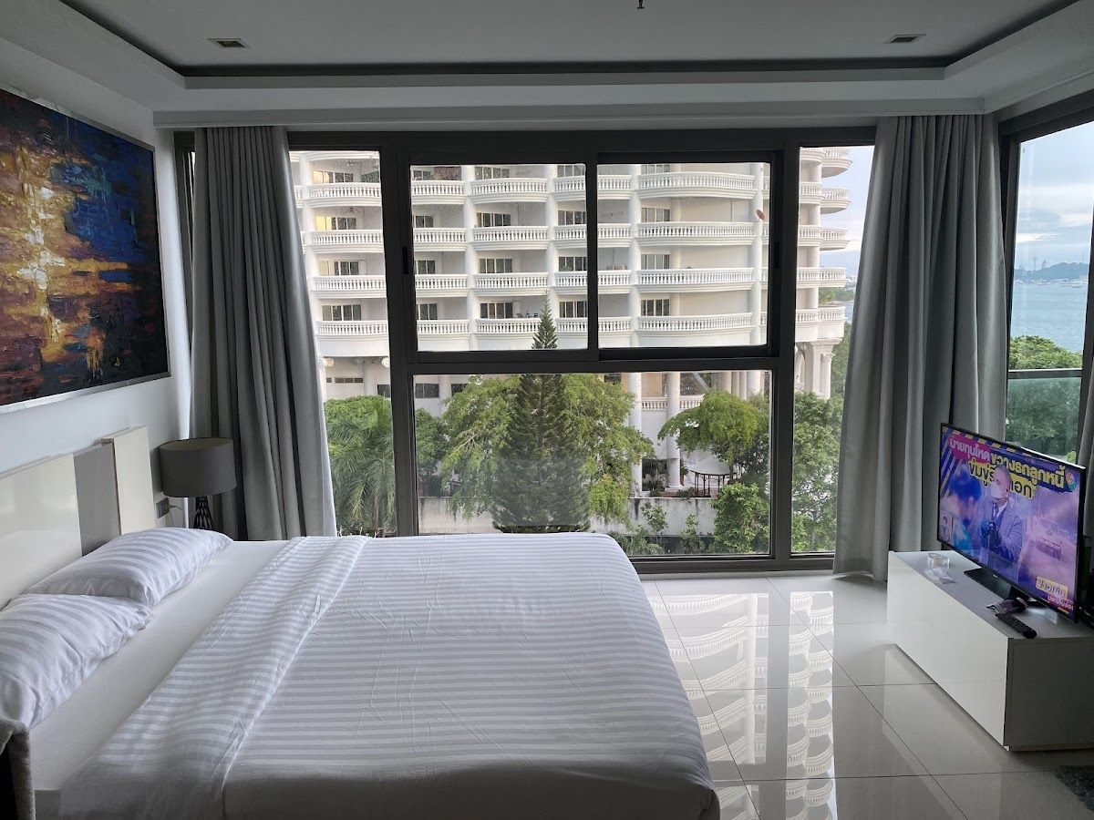 Wongamat Tower Hotel pool and grounds in Naklua